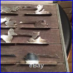 12 porte couteaux métal argenté découpé de VOREL, cubistes, animaux, Art Déco