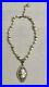 Bijoux-Pendentif-Art-Deco-Collier-Metal-Argente-Perles-Nacrees-Decor-Scarabees-01-ynn