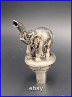 Exceptionnel bec verseur en argent Art Déco décor éléphant daté 1924