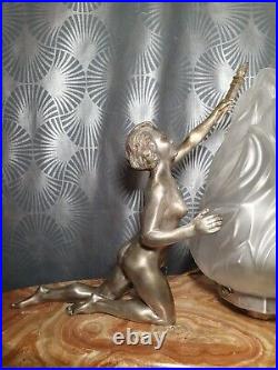 Grande lampe art deco 1930 sculptures femmes nues en bronze argenté 57cm