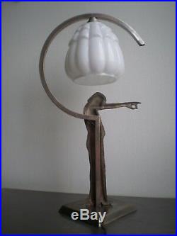 LAMPE ART DECO FEMME STYLISE 1930 BRONZE ARGENTE OPALINE LUMINAIRE ANCIEN 43cm