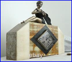 Pendule clock art deco jeune femme petite robe noire métal argenté patiné