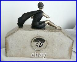 Pendule clock art deco jeune femme petite robe noire métal argenté patiné