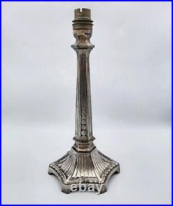 Pied de lampe en métal régule argenté à décor géométrique Art Déco