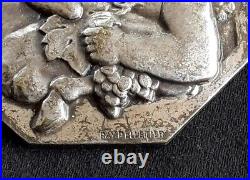 RARE Pendentif métal argenté signé RAY PELLETIER Art Déco Chérubin avec Faon