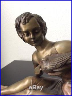 Sculpture statue sujet femme à l'oiseau en régule patiné sur marbre Art Déco