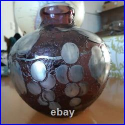 Vase en verre violet Art Déco signé D'ARGYL décor argenté de grappes de raisin